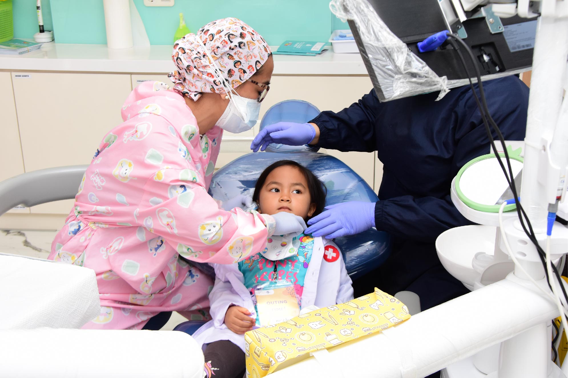 7 Cara Agar Si Kecil Tidak Takut ke Klinik Dokter Gigi Anak